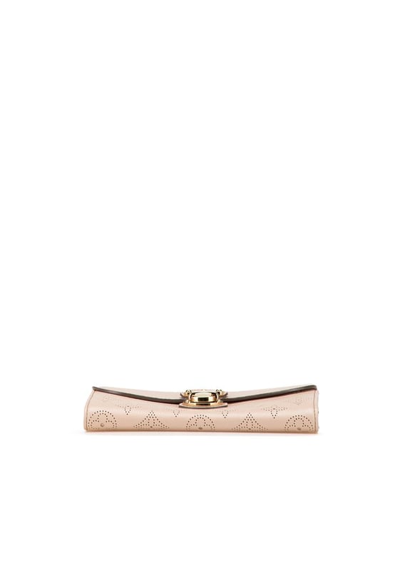 Cartera Monogram Mahina Iris.
  Confeccionada en piel monogram Mahina.
  Solapa frontal con cierre de empuje.
  Bolsillos interiores con cremallera y abiertos.
  Disenado para mujeres.