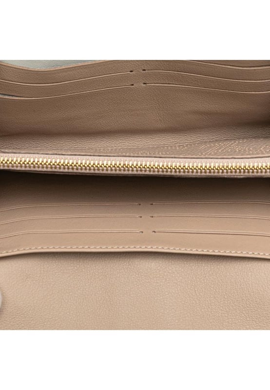 Cartera Monogram Mahina Iris.
  Confeccionada en piel monogram Mahina.
  Solapa frontal con cierre de empuje.
  Bolsillos interiores con cremallera y abiertos.
  Disenado para mujeres.