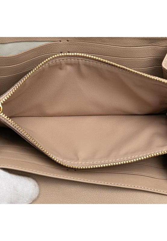 Cartera Monogram Mahina Iris.
  Confeccionada en piel monogram Mahina.
  Solapa frontal con cierre de empuje.
  Bolsillos interiores con cremallera y abiertos.
  Disenado para mujeres.