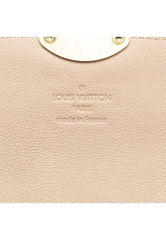 Cartera Monogram Mahina Iris.
  Confeccionada en piel monogram Mahina.
  Solapa frontal con cierre de empuje.
  Bolsillos interiores con cremallera y abiertos.
  Disenado para mujeres.
