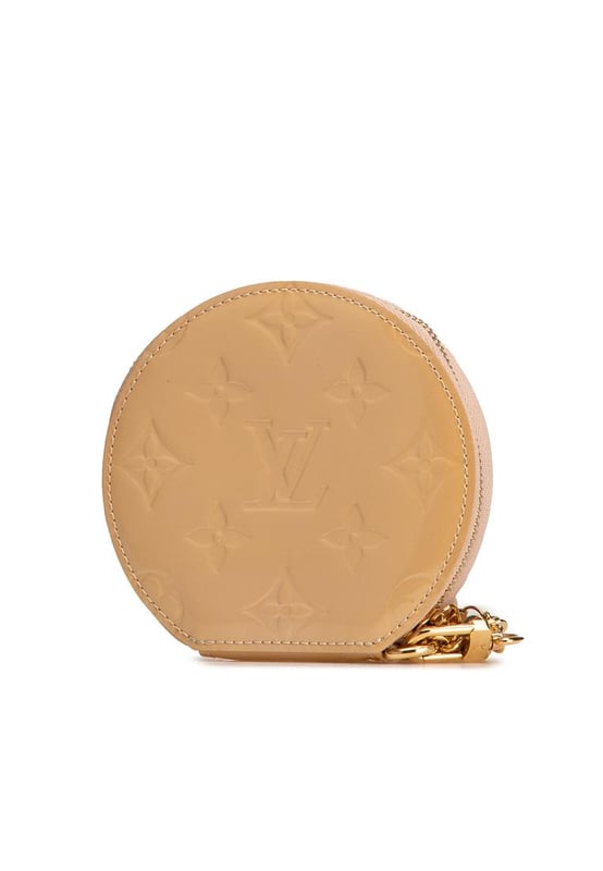 This coin pouch features a monogram vernis leather body a top zip closure and a gold-tone chain link strap with a leather tassel.Brand: Louis Vuitton VintageCondition: PrelovedType: Coin PouchRating: B+Main Material: LeatherDimensions (LxWxD): 10x11x1.5Dust Bag: YesComments: Exterior Bottom stained with Other. Embellishment Scratched. Interior Lining Scratched. Interior Lining stained with Other. Zipper Scratched.