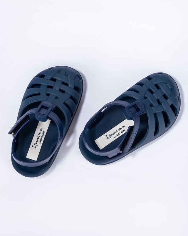 A classic model in the children world, the babouche is perfect for keeping baby's feet safe and comfortable. Velcro closure is super practical and easy. A must-have product for the little ones.