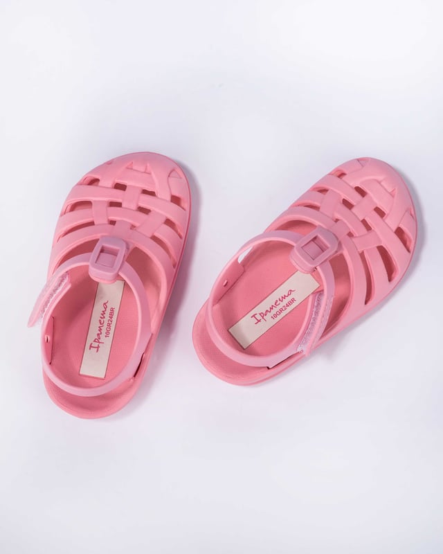 A classic model in the children world, the babouche is perfect for keeping baby's feet safe and comfortable. Velcro closure is super practical and easy. A must-have product for the little ones.