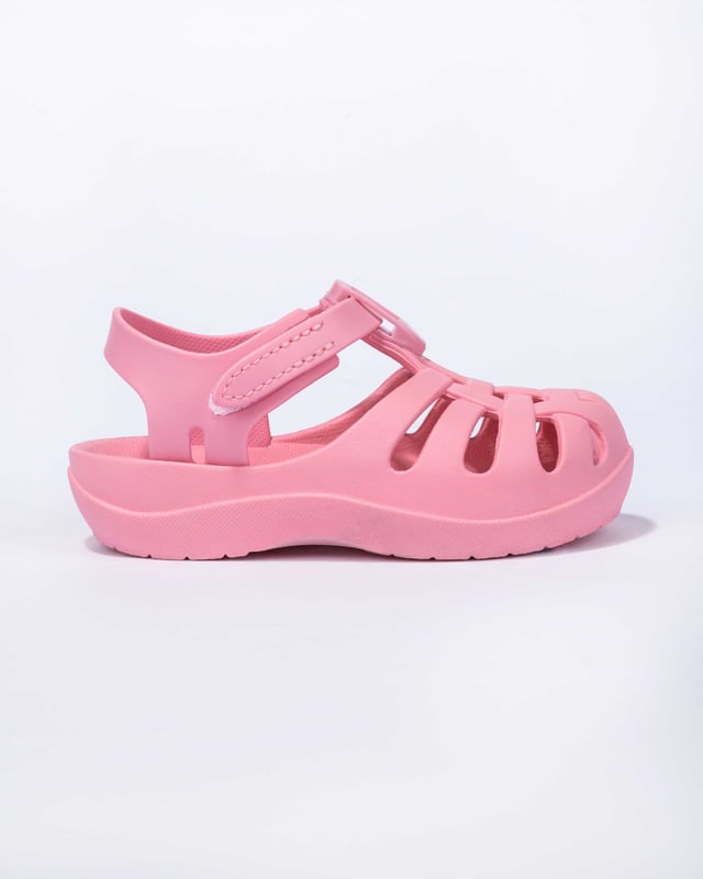 A classic model in the children world, the babouche is perfect for keeping baby's feet safe and comfortable. Velcro closure is super practical and easy. A must-have product for the little ones.