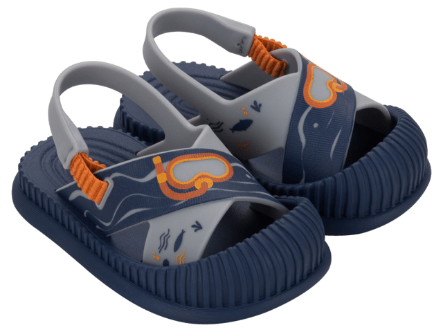 Protection and comfort are the main attributes of this beautiful product. The toe cap protects little ones' feet and is ideal for them to play without worry. The print finishes the product with fun sea motifs in a translucent application, making it even more gorgeous.