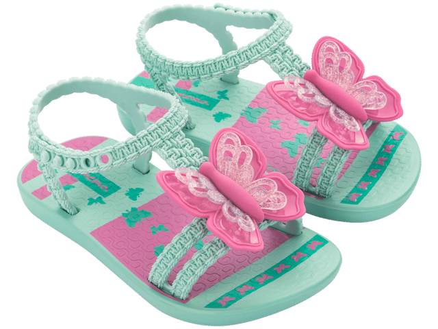 Flowers and gardens are aesthetic directions for the baby universe, delicately translated through the butterfly, an element that always enchants the little ones. And the final touch of charm is the application of glitter to the details. Very graceful!