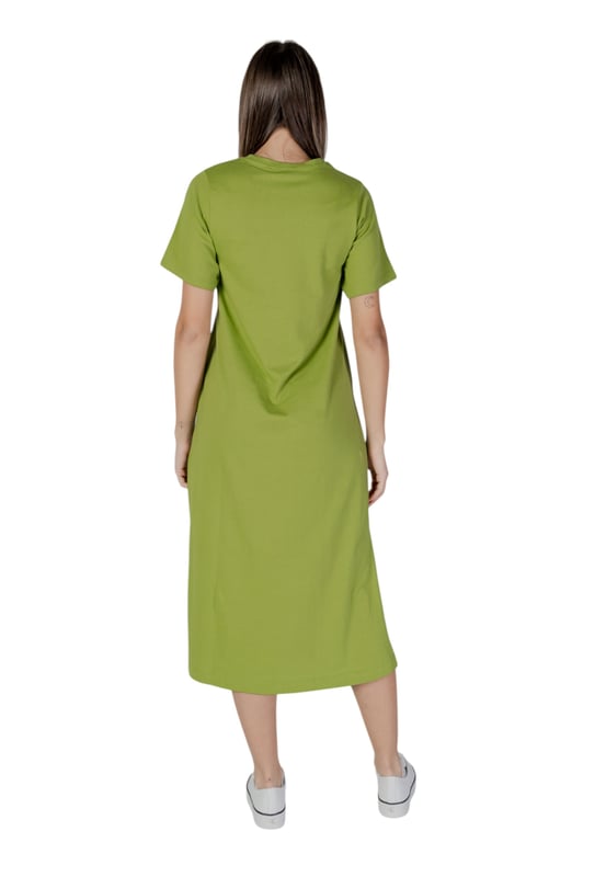 Marca: B.young.
  Genero: Mujeres.
  Tipo: vestidos.
  Temporada: primavera/verano.
  Color: verde.
  Patron: liso.
  Cierre: sin cordones.
  Mangas: cortas.
  Escote: cuello redondo.
  Codigo del articulo: 20813283.
  Composicion: 100% algodon.
  Lavado: lavar a maquina a 30Â°.