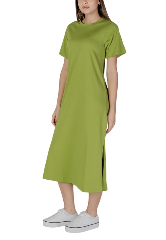 Marca: B.young.
  Genero: Mujeres.
  Tipo: vestidos.
  Temporada: primavera/verano.
  Color: verde.
  Patron: liso.
  Cierre: sin cordones.
  Mangas: cortas.
  Escote: cuello redondo.
  Codigo del articulo: 20813283.
  Composicion: 100% algodon.
  Lavado: lavar a maquina a 30Â°.