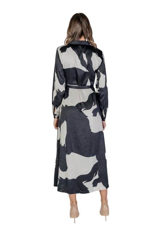 Marca: Solo.
  Genero: Mujer.
  Tipo: Vestidos.
  Temporada: Otono/Invierno.
  Color: negro.
  Cierre: botones.
  Mangas: largas.
  Escote: escote en V.
  Codigo del articulo: 15336733.
  Composicion: 100% poliester.