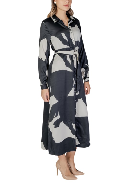Marca: Solo.
  Genero: Mujer.
  Tipo: Vestidos.
  Temporada: Otono/Invierno.
  Color: negro.
  Cierre: botones.
  Mangas: largas.
  Escote: escote en V.
  Codigo del articulo: 15336733.
  Composicion: 100% poliester.