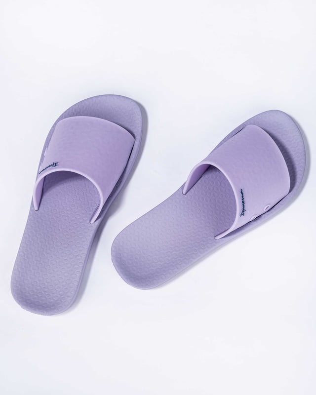 Super news on the anatomical sole of Ipanema! Practicality and comfort with sports codes are attributes for this Urban slide. It is perfect for practical consumers who like to feel safe and enjoy life with style and comfort!