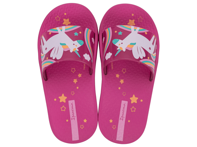 For the little ones who like to be stylish, Ipanema Urban is perfect, as it features super modern graphics on the product's strap. For girls, an option with the beloved unicorn and another with graffiti between hearts. For boys, geometric motifs, camouflage and beach scenes complete the versions.