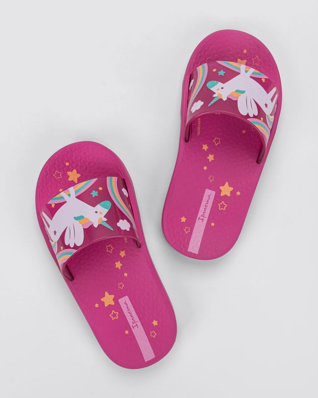 For the little ones who like to be stylish, Ipanema Urban is perfect, as it features super modern graphics on the product's strap. For girls, an option with the beloved unicorn and another with graffiti between hearts. For boys, geometric motifs, camouflage and beach scenes complete the versions.