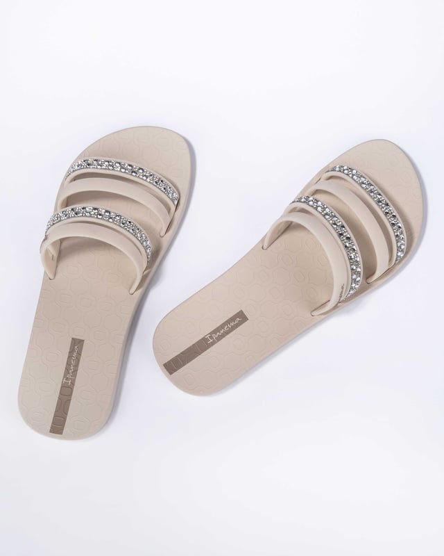 Stones and crystals are a confirmed trend in the fashion world, as they add glamor and sophistication to the look and all of this can be found in our Ipanema Chic. The product has multi-strips, two of which feature stonework. Super glamorous!