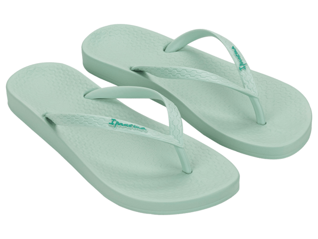 Our Anatomic Tan brings to you an amazing array of colours! There are 18 options that will let you match them with absolutely anything in your closet. And of course, it’s a true basic flip flop that’s also incredibly comfortable because it’s on Ipanema’s supportive ‘Anatomic' foot bed.