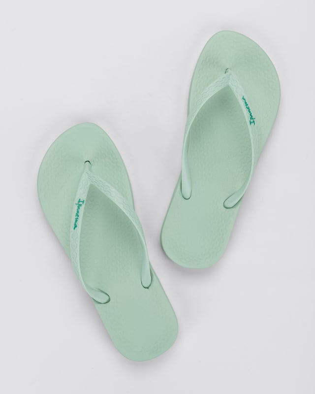 Our Anatomic Tan brings to you an amazing array of colours! There are 18 options that will let you match them with absolutely anything in your closet. And of course, it’s a true basic flip flop that’s also incredibly comfortable because it’s on Ipanema’s supportive ‘Anatomic' foot bed.