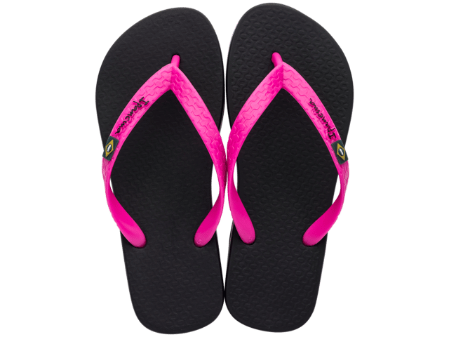 A classic from our collection, this iconic style brings Ipanema’s Brazilian DNA to millions of people around the world.  The Brazilian flag is featured on its straps and, with more than 10 options, the colour palette appeals to nearly any taste.  Try this and you’ll fall in love!