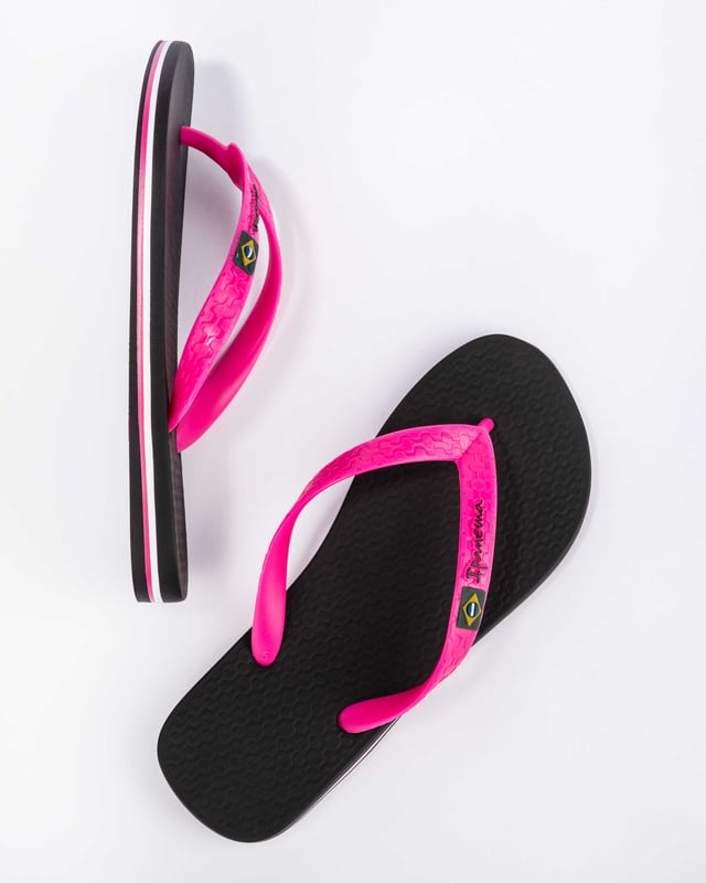 A classic from our collection, this iconic style brings Ipanema’s Brazilian DNA to millions of people around the world.  The Brazilian flag is featured on its straps and, with more than 10 options, the colour palette appeals to nearly any taste.  Try this and you’ll fall in love!