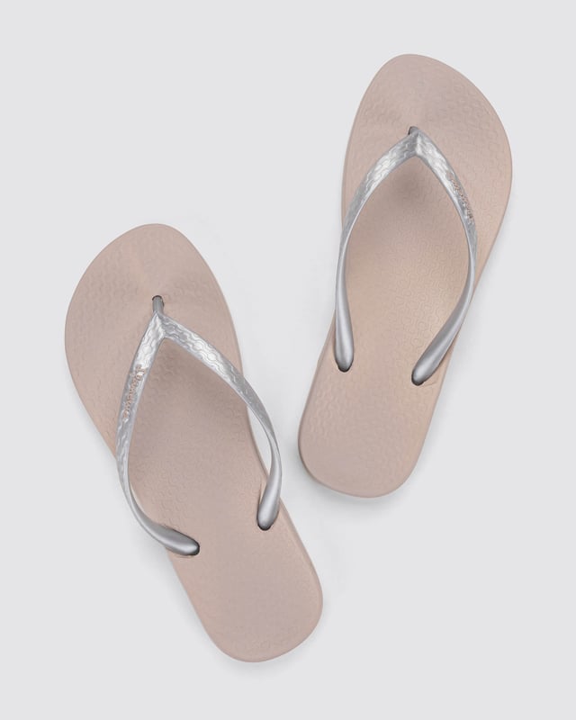 Colorful, flexible, lightweight and incredibly comfortable are the perfect words to describe Anatomic Tan.  This is the ideal basic flip flop sitting on Ipanema’s “Anatomic” footbed for extra support.  Available in a variety of colors that complement any lifestyle.