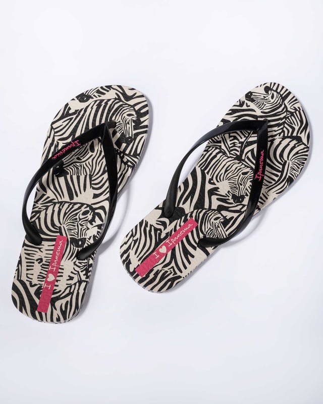 The recognized animal print is a continuous print in collections, however this season it returns to the spotlight in the fashion world as one of the most important prints. With a touch of elegance and sophistication, Ipanema Animal Print has three versions in which the print covers the entire side of the sole. Among them, the product has classic translations and another with a modern language where the leopard appears replicated throughout the product. The straps have metallic options. The result is a charming and elegant product!