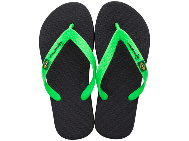 A classic of the Ipanema collection, this style brings the Brazilian DNA to millions of people around the world. It features the Brazilian flag on its straps and the colour palette compliments the most varied tastes. There are more than 10 options! Try it and fall in love!