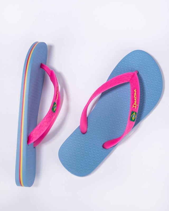 A classic from our collection, this iconic style brings Ipanema’s Brazilian DNA to millions of people around the world.  The Brazilian flag is featured on its straps and, with more than 10 options, the colour palette appeals to nearly any taste.  Try this and you’ll fall in love!