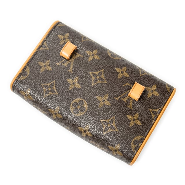 Louis Vuitton Bolsos Florentine  Bolso de hombro en Marrón Lona recubierta y Latón dorado hardware. El producto esta en Muy Buenas Condiciones (AB).
  Dimensiones: 17x10.5x4 cm 
  Accesorios incluidos: Strap
  Notas de Exterior: Ligeros rasguños en la tubería
Notas de Interior: Ligeras manchas en el forro
  BrandCo Paris encuentra artículos raros y en las mejores condiciones a precios increíbles. ¡Vale la pena tener paciencia! Compra con confianza: todos los artículos de BrandCo Paris son seleccionados y autenticados cuidadosamente por nuestro equipo de expertos.
  Todos los artículos vienen con un certificado de autenticidad y un embalaje entregado por BrandCo Paris.
  Tabla de clasificación de la condición del artículo
  N (como nuevo)
  AA (perfecto estado)
  A (excelente estado)
  AB (muy buen estado)
  B (bueno/regular)