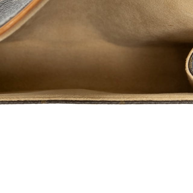 Louis Vuitton Bolsos Florentine  Bolso de hombro en Marrón Lona recubierta y Latón dorado hardware. El producto esta en Muy Buenas Condiciones (AB).
  Dimensiones: 17x10.5x4 cm 
  Accesorios incluidos: Strap
  Notas de Exterior: Ligeros rasguños en la tubería
Notas de Interior: Ligeras manchas en el forro
  BrandCo Paris encuentra artículos raros y en las mejores condiciones a precios increíbles. ¡Vale la pena tener paciencia! Compra con confianza: todos los artículos de BrandCo Paris son seleccionados y autenticados cuidadosamente por nuestro equipo de expertos.
  Todos los artículos vienen con un certificado de autenticidad y un embalaje entregado por BrandCo Paris.
  Tabla de clasificación de la condición del artículo
  N (como nuevo)
  AA (perfecto estado)
  A (excelente estado)
  AB (muy buen estado)
  B (bueno/regular)
