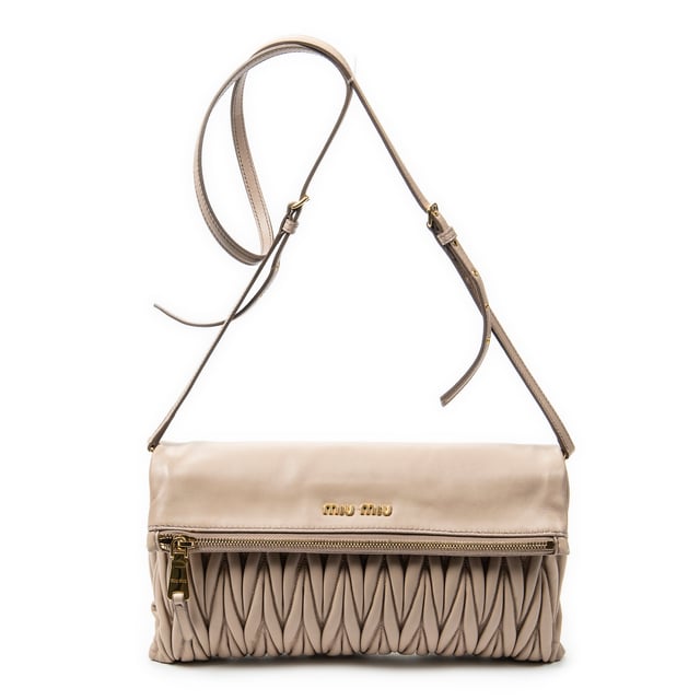 Miu Miu Bolsos Fold Over Crossbody  Bolso de hombro en Rosa claro Piel de becerro y Oro hardware. El producto esta en Excelentes Condiciones (A).
  Dimensiones: 31x17x4 cm 
  Accesorios incluidos: Strap; Dustbag
  
  BrandCo Paris encuentra artículos raros y en las mejores condiciones a precios increíbles. ¡Vale la pena tener paciencia! Compra con confianza: todos los artículos de BrandCo Paris son seleccionados y autenticados cuidadosamente por nuestro equipo de expertos.
  Todos los artículos vienen con un certificado de autenticidad y un embalaje entregado por BrandCo Paris.
  Tabla de clasificación de la condición del artículo
  N (como nuevo)
  AA (perfecto estado)
  A (excelente estado)
  AB (muy buen estado)
  B (bueno/regular)