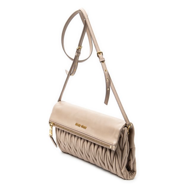 Miu Miu Bolsos Fold Over Crossbody  Bolso de hombro en Rosa claro Piel de becerro y Oro hardware. El producto esta en Excelentes Condiciones (A).
  Dimensiones: 31x17x4 cm 
  Accesorios incluidos: Strap; Dustbag
  
  BrandCo Paris encuentra artículos raros y en las mejores condiciones a precios increíbles. ¡Vale la pena tener paciencia! Compra con confianza: todos los artículos de BrandCo Paris son seleccionados y autenticados cuidadosamente por nuestro equipo de expertos.
  Todos los artículos vienen con un certificado de autenticidad y un embalaje entregado por BrandCo Paris.
  Tabla de clasificación de la condición del artículo
  N (como nuevo)
  AA (perfecto estado)
  A (excelente estado)
  AB (muy buen estado)
  B (bueno/regular)