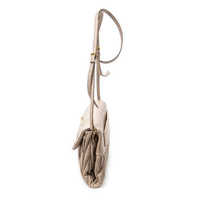 Miu Miu Bolsos Fold Over Crossbody  Bolso de hombro en Rosa claro Piel de becerro y Oro hardware. El producto esta en Excelentes Condiciones (A).
  Dimensiones: 31x17x4 cm 
  Accesorios incluidos: Strap; Dustbag
  
  BrandCo Paris encuentra artículos raros y en las mejores condiciones a precios increíbles. ¡Vale la pena tener paciencia! Compra con confianza: todos los artículos de BrandCo Paris son seleccionados y autenticados cuidadosamente por nuestro equipo de expertos.
  Todos los artículos vienen con un certificado de autenticidad y un embalaje entregado por BrandCo Paris.
  Tabla de clasificación de la condición del artículo
  N (como nuevo)
  AA (perfecto estado)
  A (excelente estado)
  AB (muy buen estado)
  B (bueno/regular)
