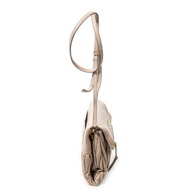 Miu Miu Bolsos Fold Over Crossbody  Bolso de hombro en Rosa claro Piel de becerro y Oro hardware. El producto esta en Excelentes Condiciones (A).
  Dimensiones: 31x17x4 cm 
  Accesorios incluidos: Strap; Dustbag
  
  BrandCo Paris encuentra artículos raros y en las mejores condiciones a precios increíbles. ¡Vale la pena tener paciencia! Compra con confianza: todos los artículos de BrandCo Paris son seleccionados y autenticados cuidadosamente por nuestro equipo de expertos.
  Todos los artículos vienen con un certificado de autenticidad y un embalaje entregado por BrandCo Paris.
  Tabla de clasificación de la condición del artículo
  N (como nuevo)
  AA (perfecto estado)
  A (excelente estado)
  AB (muy buen estado)
  B (bueno/regular)