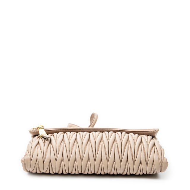 Miu Miu Bolsos Fold Over Crossbody  Bolso de hombro en Rosa claro Piel de becerro y Oro hardware. El producto esta en Excelentes Condiciones (A).
  Dimensiones: 31x17x4 cm 
  Accesorios incluidos: Strap; Dustbag
  
  BrandCo Paris encuentra artículos raros y en las mejores condiciones a precios increíbles. ¡Vale la pena tener paciencia! Compra con confianza: todos los artículos de BrandCo Paris son seleccionados y autenticados cuidadosamente por nuestro equipo de expertos.
  Todos los artículos vienen con un certificado de autenticidad y un embalaje entregado por BrandCo Paris.
  Tabla de clasificación de la condición del artículo
  N (como nuevo)
  AA (perfecto estado)
  A (excelente estado)
  AB (muy buen estado)
  B (bueno/regular)