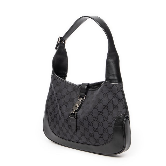 Gucci Tassen Jackie O Hobo  Schoudertas in de Zwart Doek in de Zilver  hardware. Het product is in In Uitstekende Staat (A).
  Afmetingen: 33x21x4 cm 
  Inclusief accessoires: None
  Opmerkingen over de buitenkant: Lichte krassen op leer
Opmerkingen over de band/het handvat: Lichte krassen
  BrandCo Paris vindt zeldzame artikelen in de beste staat voor ongelooflijke prijzen. Het is de moeite waard om geduldig te zijn! Koop met vertrouwen: alle artikelen van BrandCo Paris worden zorgvuldig geselecteerd en geverifieerd door ons team van experts.

  Alle artikelen worden geleverd met een certificaat van echtheid en verpakt door BrandCo Paris.

  Classificatietabel voor de conditie van het artikel:

  N (als nieuw)
  AA (perfecte staat)
  A (uitstekende staat)
  AB (zeer goede staat)
  B (goede/redelijke staat)