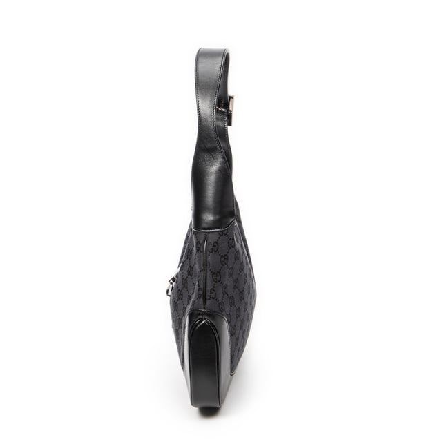 Gucci Tassen Jackie O Hobo  Schoudertas in de Zwart Doek in de Zilver  hardware. Het product is in In Uitstekende Staat (A).
  Afmetingen: 33x21x4 cm 
  Inclusief accessoires: None
  Opmerkingen over de buitenkant: Lichte krassen op leer
Opmerkingen over de band/het handvat: Lichte krassen
  BrandCo Paris vindt zeldzame artikelen in de beste staat voor ongelooflijke prijzen. Het is de moeite waard om geduldig te zijn! Koop met vertrouwen: alle artikelen van BrandCo Paris worden zorgvuldig geselecteerd en geverifieerd door ons team van experts.

  Alle artikelen worden geleverd met een certificaat van echtheid en verpakt door BrandCo Paris.

  Classificatietabel voor de conditie van het artikel:

  N (als nieuw)
  AA (perfecte staat)
  A (uitstekende staat)
  AB (zeer goede staat)
  B (goede/redelijke staat)