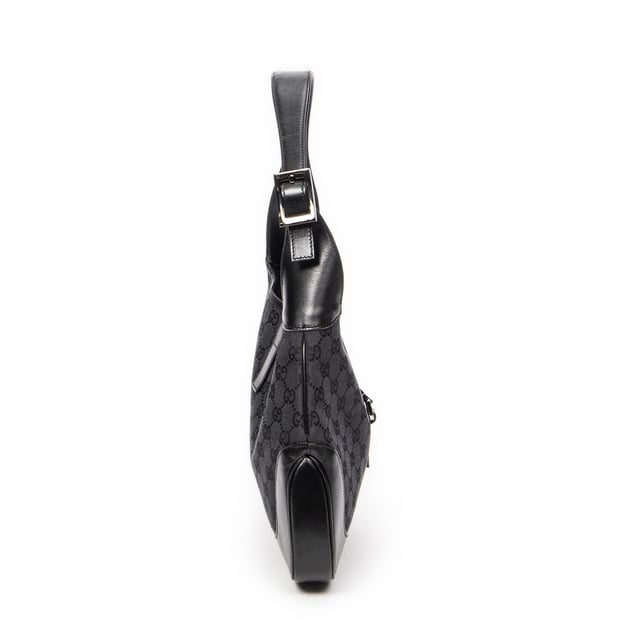 Gucci Tassen Jackie O Hobo  Schoudertas in de Zwart Doek in de Zilver  hardware. Het product is in In Uitstekende Staat (A).
  Afmetingen: 33x21x4 cm 
  Inclusief accessoires: None
  Opmerkingen over de buitenkant: Lichte krassen op leer
Opmerkingen over de band/het handvat: Lichte krassen
  BrandCo Paris vindt zeldzame artikelen in de beste staat voor ongelooflijke prijzen. Het is de moeite waard om geduldig te zijn! Koop met vertrouwen: alle artikelen van BrandCo Paris worden zorgvuldig geselecteerd en geverifieerd door ons team van experts.

  Alle artikelen worden geleverd met een certificaat van echtheid en verpakt door BrandCo Paris.

  Classificatietabel voor de conditie van het artikel:

  N (als nieuw)
  AA (perfecte staat)
  A (uitstekende staat)
  AB (zeer goede staat)
  B (goede/redelijke staat)