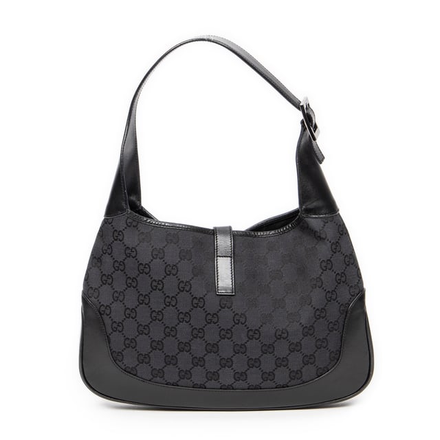 Gucci Tassen Jackie O Hobo  Schoudertas in de Zwart Doek in de Zilver  hardware. Het product is in In Uitstekende Staat (A).
  Afmetingen: 33x21x4 cm 
  Inclusief accessoires: None
  Opmerkingen over de buitenkant: Lichte krassen op leer
Opmerkingen over de band/het handvat: Lichte krassen
  BrandCo Paris vindt zeldzame artikelen in de beste staat voor ongelooflijke prijzen. Het is de moeite waard om geduldig te zijn! Koop met vertrouwen: alle artikelen van BrandCo Paris worden zorgvuldig geselecteerd en geverifieerd door ons team van experts.

  Alle artikelen worden geleverd met een certificaat van echtheid en verpakt door BrandCo Paris.

  Classificatietabel voor de conditie van het artikel:

  N (als nieuw)
  AA (perfecte staat)
  A (uitstekende staat)
  AB (zeer goede staat)
  B (goede/redelijke staat)