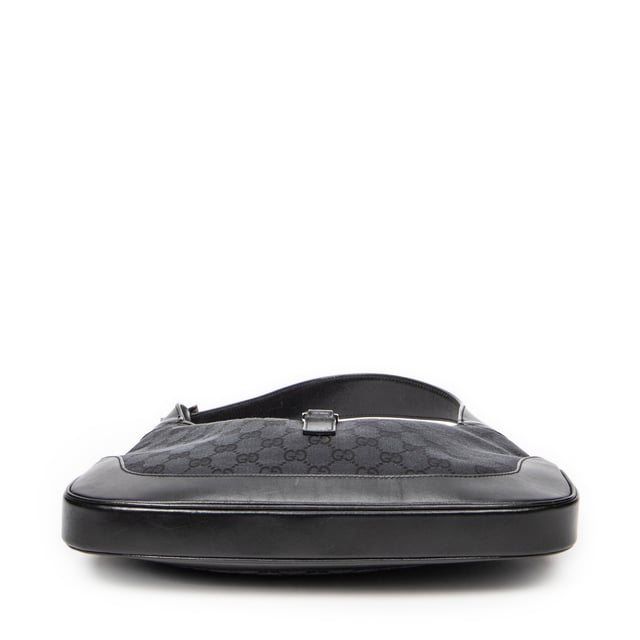 Gucci Tassen Jackie O Hobo  Schoudertas in de Zwart Doek in de Zilver  hardware. Het product is in In Uitstekende Staat (A).
  Afmetingen: 33x21x4 cm 
  Inclusief accessoires: None
  Opmerkingen over de buitenkant: Lichte krassen op leer
Opmerkingen over de band/het handvat: Lichte krassen
  BrandCo Paris vindt zeldzame artikelen in de beste staat voor ongelooflijke prijzen. Het is de moeite waard om geduldig te zijn! Koop met vertrouwen: alle artikelen van BrandCo Paris worden zorgvuldig geselecteerd en geverifieerd door ons team van experts.

  Alle artikelen worden geleverd met een certificaat van echtheid en verpakt door BrandCo Paris.

  Classificatietabel voor de conditie van het artikel:

  N (als nieuw)
  AA (perfecte staat)
  A (uitstekende staat)
  AB (zeer goede staat)
  B (goede/redelijke staat)