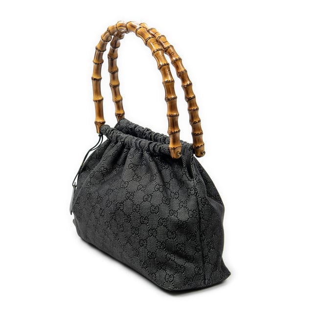 Gucci Bolsos Bamboo Frame Satchel  Bolso de hombro en Azul Lienzo y Oro hardware. El producto esta en Excelentes Condiciones (A).
  Dimensiones: 33x21x10 cm 
  Accesorios incluidos: None
  Notas de Exterior: Rasguños en la esquina inferior
  BrandCo Paris encuentra artículos raros y en las mejores condiciones a precios increíbles. ¡Vale la pena tener paciencia! Compra con confianza: todos los artículos de BrandCo Paris son seleccionados y autenticados cuidadosamente por nuestro equipo de expertos.
  Todos los artículos vienen con un certificado de autenticidad y un embalaje entregado por BrandCo Paris.
  Tabla de clasificación de la condición del artículo
  N (como nuevo)
  AA (perfecto estado)
  A (excelente estado)
  AB (muy buen estado)
  B (bueno/regular)