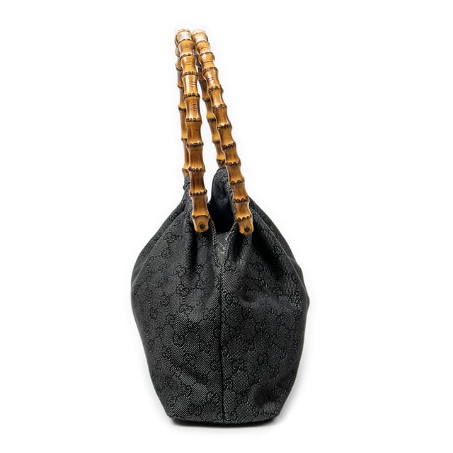 Gucci Bolsos Bamboo Frame Satchel  Bolso de hombro en Azul Lienzo y Oro hardware. El producto esta en Excelentes Condiciones (A).
  Dimensiones: 33x21x10 cm 
  Accesorios incluidos: None
  Notas de Exterior: Rasguños en la esquina inferior
  BrandCo Paris encuentra artículos raros y en las mejores condiciones a precios increíbles. ¡Vale la pena tener paciencia! Compra con confianza: todos los artículos de BrandCo Paris son seleccionados y autenticados cuidadosamente por nuestro equipo de expertos.
  Todos los artículos vienen con un certificado de autenticidad y un embalaje entregado por BrandCo Paris.
  Tabla de clasificación de la condición del artículo
  N (como nuevo)
  AA (perfecto estado)
  A (excelente estado)
  AB (muy buen estado)
  B (bueno/regular)