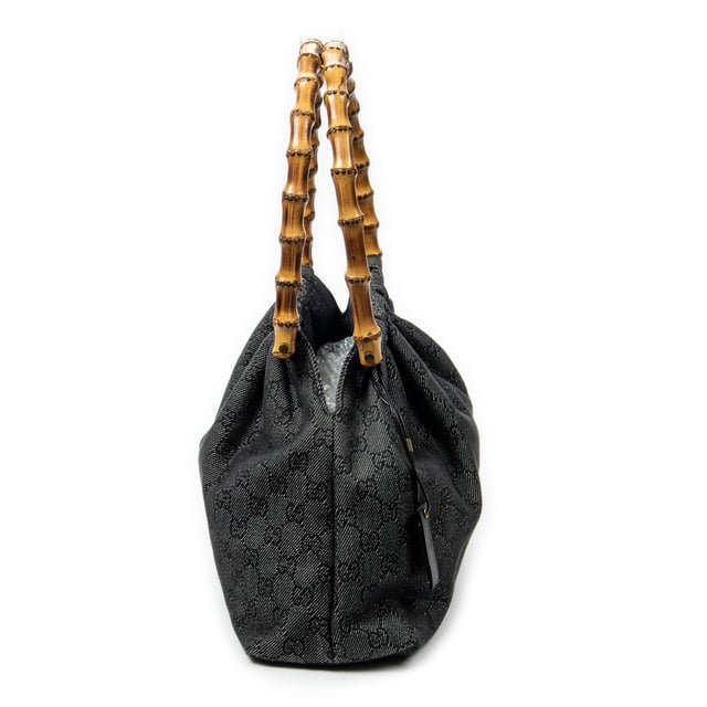 Gucci Bolsos Bamboo Frame Satchel  Bolso de hombro en Azul Lienzo y Oro hardware. El producto esta en Excelentes Condiciones (A).
  Dimensiones: 33x21x10 cm 
  Accesorios incluidos: None
  Notas de Exterior: Rasguños en la esquina inferior
  BrandCo Paris encuentra artículos raros y en las mejores condiciones a precios increíbles. ¡Vale la pena tener paciencia! Compra con confianza: todos los artículos de BrandCo Paris son seleccionados y autenticados cuidadosamente por nuestro equipo de expertos.
  Todos los artículos vienen con un certificado de autenticidad y un embalaje entregado por BrandCo Paris.
  Tabla de clasificación de la condición del artículo
  N (como nuevo)
  AA (perfecto estado)
  A (excelente estado)
  AB (muy buen estado)
  B (bueno/regular)