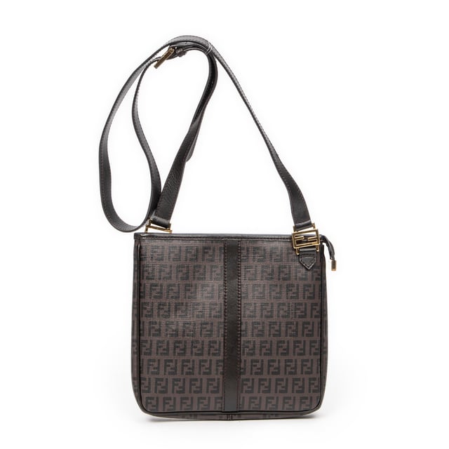 Fendi Bolsos Square Crossbody  Bolso de hombro en Marrón oscuro Lona recubierta y Oro hardware. El producto esta en Excelentes Condiciones (A).
  Dimensiones: 21.5x21x3 cm 
  Accesorios incluidos: None
  
  BrandCo Paris encuentra artículos raros y en las mejores condiciones a precios increíbles. ¡Vale la pena tener paciencia! Compra con confianza: todos los artículos de BrandCo Paris son seleccionados y autenticados cuidadosamente por nuestro equipo de expertos.
  Todos los artículos vienen con un certificado de autenticidad y un embalaje entregado por BrandCo Paris.
  Tabla de clasificación de la condición del artículo
  N (como nuevo)
  AA (perfecto estado)
  A (excelente estado)
  AB (muy buen estado)
  B (bueno/regular)