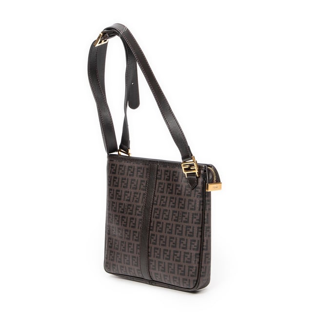 Fendi Bolsos Square Crossbody  Bolso de hombro en Marrón oscuro Lona recubierta y Oro hardware. El producto esta en Excelentes Condiciones (A).
  Dimensiones: 21.5x21x3 cm 
  Accesorios incluidos: None
  
  BrandCo Paris encuentra artículos raros y en las mejores condiciones a precios increíbles. ¡Vale la pena tener paciencia! Compra con confianza: todos los artículos de BrandCo Paris son seleccionados y autenticados cuidadosamente por nuestro equipo de expertos.
  Todos los artículos vienen con un certificado de autenticidad y un embalaje entregado por BrandCo Paris.
  Tabla de clasificación de la condición del artículo
  N (como nuevo)
  AA (perfecto estado)
  A (excelente estado)
  AB (muy buen estado)
  B (bueno/regular)