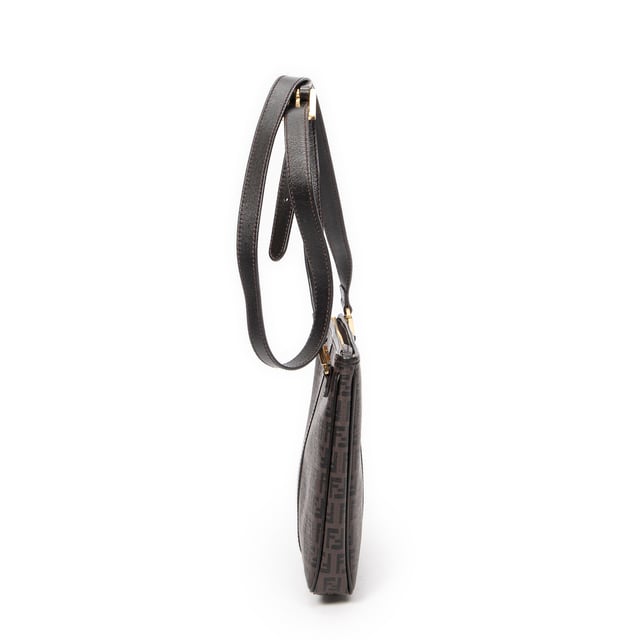 Fendi Bolsos Square Crossbody  Bolso de hombro en Marrón oscuro Lona recubierta y Oro hardware. El producto esta en Excelentes Condiciones (A).
  Dimensiones: 21.5x21x3 cm 
  Accesorios incluidos: None
  
  BrandCo Paris encuentra artículos raros y en las mejores condiciones a precios increíbles. ¡Vale la pena tener paciencia! Compra con confianza: todos los artículos de BrandCo Paris son seleccionados y autenticados cuidadosamente por nuestro equipo de expertos.
  Todos los artículos vienen con un certificado de autenticidad y un embalaje entregado por BrandCo Paris.
  Tabla de clasificación de la condición del artículo
  N (como nuevo)
  AA (perfecto estado)
  A (excelente estado)
  AB (muy buen estado)
  B (bueno/regular)