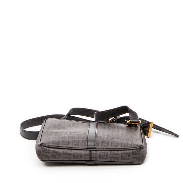 Fendi Bolsos Square Crossbody  Bolso de hombro en Marrón oscuro Lona recubierta y Oro hardware. El producto esta en Excelentes Condiciones (A).
  Dimensiones: 21.5x21x3 cm 
  Accesorios incluidos: None
  
  BrandCo Paris encuentra artículos raros y en las mejores condiciones a precios increíbles. ¡Vale la pena tener paciencia! Compra con confianza: todos los artículos de BrandCo Paris son seleccionados y autenticados cuidadosamente por nuestro equipo de expertos.
  Todos los artículos vienen con un certificado de autenticidad y un embalaje entregado por BrandCo Paris.
  Tabla de clasificación de la condición del artículo
  N (como nuevo)
  AA (perfecto estado)
  A (excelente estado)
  AB (muy buen estado)
  B (bueno/regular)