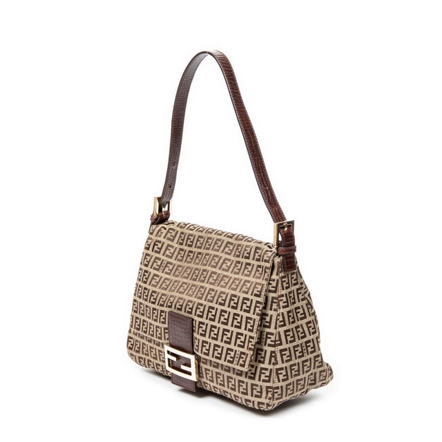 Fendi Bolsos Mama Forever  Bolso de hombro en Marrón/Caqui Lienzo y Oro hardware. El producto esta en Excelentes Condiciones (A).
  Dimensiones: 28x19x11 cm 
  Accesorios incluidos: Dustbag
  
  BrandCo Paris encuentra artículos raros y en las mejores condiciones a precios increíbles. ¡Vale la pena tener paciencia! Compra con confianza: todos los artículos de BrandCo Paris son seleccionados y autenticados cuidadosamente por nuestro equipo de expertos.
  Todos los artículos vienen con un certificado de autenticidad y un embalaje entregado por BrandCo Paris.
  Tabla de clasificación de la condición del artículo
  N (como nuevo)
  AA (perfecto estado)
  A (excelente estado)
  AB (muy buen estado)
  B (bueno/regular)