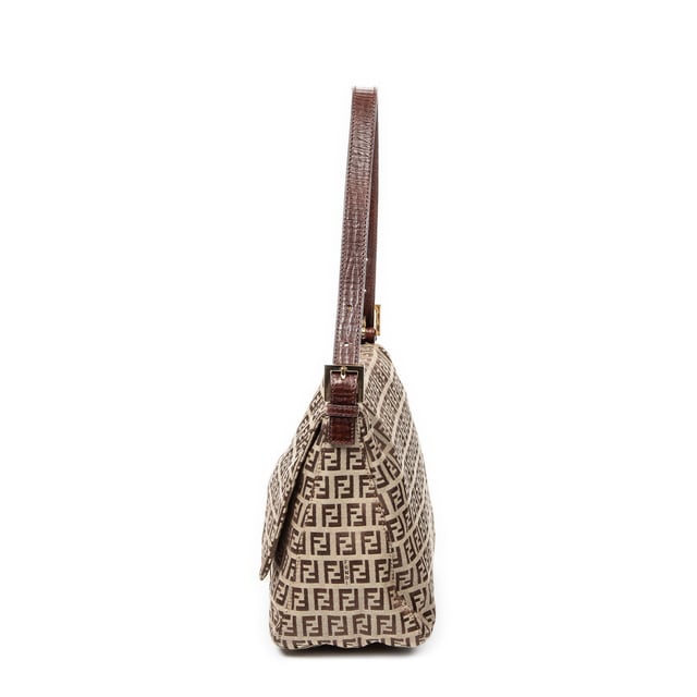Fendi Bolsos Mama Forever  Bolso de hombro en Marrón/Caqui Lienzo y Oro hardware. El producto esta en Excelentes Condiciones (A).
  Dimensiones: 28x19x11 cm 
  Accesorios incluidos: Dustbag
  
  BrandCo Paris encuentra artículos raros y en las mejores condiciones a precios increíbles. ¡Vale la pena tener paciencia! Compra con confianza: todos los artículos de BrandCo Paris son seleccionados y autenticados cuidadosamente por nuestro equipo de expertos.
  Todos los artículos vienen con un certificado de autenticidad y un embalaje entregado por BrandCo Paris.
  Tabla de clasificación de la condición del artículo
  N (como nuevo)
  AA (perfecto estado)
  A (excelente estado)
  AB (muy buen estado)
  B (bueno/regular)