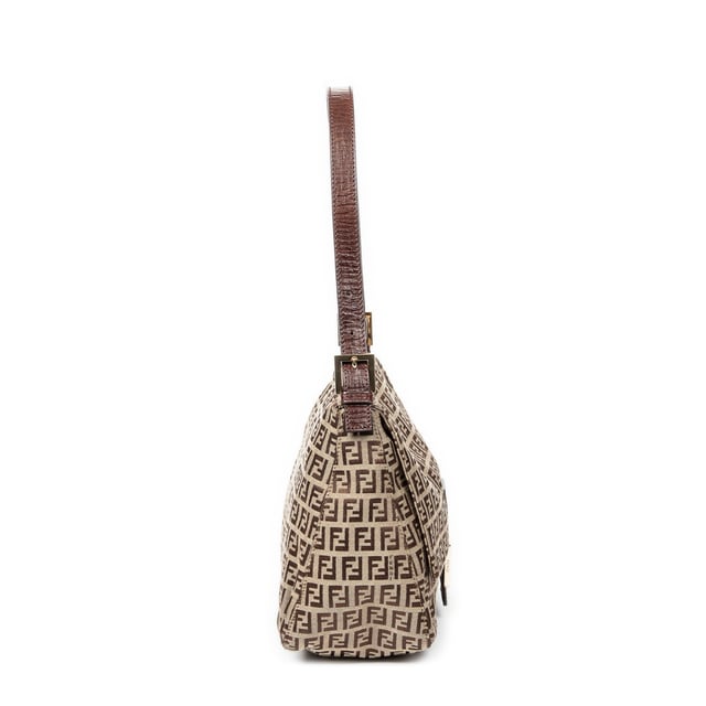 Fendi Bolsos Mama Forever  Bolso de hombro en Marrón/Caqui Lienzo y Oro hardware. El producto esta en Excelentes Condiciones (A).
  Dimensiones: 28x19x11 cm 
  Accesorios incluidos: Dustbag
  
  BrandCo Paris encuentra artículos raros y en las mejores condiciones a precios increíbles. ¡Vale la pena tener paciencia! Compra con confianza: todos los artículos de BrandCo Paris son seleccionados y autenticados cuidadosamente por nuestro equipo de expertos.
  Todos los artículos vienen con un certificado de autenticidad y un embalaje entregado por BrandCo Paris.
  Tabla de clasificación de la condición del artículo
  N (como nuevo)
  AA (perfecto estado)
  A (excelente estado)
  AB (muy buen estado)
  B (bueno/regular)