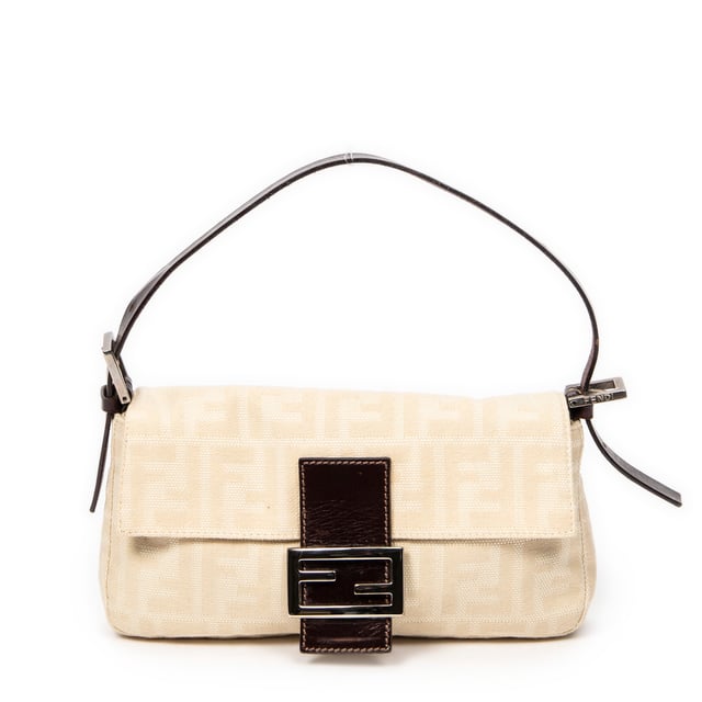 Fendi Bolsos Baguette  Bolso de hombro en Beige/Marrón oscuro Lienzo y Plata hardware. El producto esta en Excelentes Condiciones (A).
  Dimensiones: 26x14x3.5 cm 
  Accesorios incluidos: None
  Notas de Exterior: Ligeros rasguños en la hebilla frontal de cuero
Notas de Interior: Ligeras marcas de suciedad en el bolsillo
Notas de la correa/asa: "Ligeramente descolorido, pequeña grieta"
  BrandCo Paris encuentra artículos raros y en las mejores condiciones a precios increíbles. ¡Vale la pena tener paciencia! Compra con confianza: todos los artículos de BrandCo Paris son seleccionados y autenticados cuidadosamente por nuestro equipo de expertos.
  Todos los artículos vienen con un certificado de autenticidad y un embalaje entregado por BrandCo Paris.
  Tabla de clasificación de la condición del artículo
  N (como nuevo)
  AA (perfecto estado)
  A (excelente estado)
  AB (muy buen estado)
  B (bueno/regular)