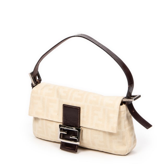 Fendi Bolsos Baguette  Bolso de hombro en Beige/Marrón oscuro Lienzo y Plata hardware. El producto esta en Excelentes Condiciones (A).
  Dimensiones: 26x14x3.5 cm 
  Accesorios incluidos: None
  Notas de Exterior: Ligeros rasguños en la hebilla frontal de cuero
Notas de Interior: Ligeras marcas de suciedad en el bolsillo
Notas de la correa/asa: "Ligeramente descolorido, pequeña grieta"
  BrandCo Paris encuentra artículos raros y en las mejores condiciones a precios increíbles. ¡Vale la pena tener paciencia! Compra con confianza: todos los artículos de BrandCo Paris son seleccionados y autenticados cuidadosamente por nuestro equipo de expertos.
  Todos los artículos vienen con un certificado de autenticidad y un embalaje entregado por BrandCo Paris.
  Tabla de clasificación de la condición del artículo
  N (como nuevo)
  AA (perfecto estado)
  A (excelente estado)
  AB (muy buen estado)
  B (bueno/regular)